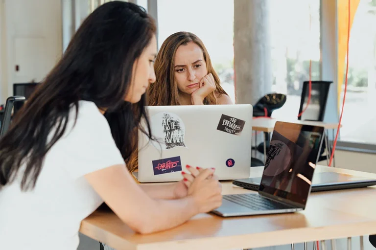 Cómo encontrar empleos en Grupo Gestión a través de su sitio web 28 persona navegando en un sitio web de empleo