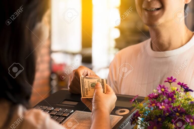 persona pagando con efectivo en un restaurante