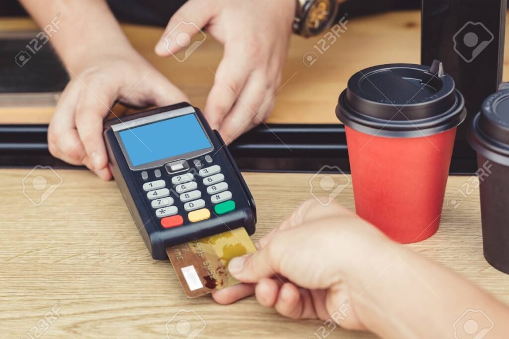 Cómo puedo pagar una factura vencida de Personal fácilmente 1 persona pagando una factura con tarjeta