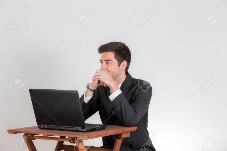 persona pensando frente a una computadora