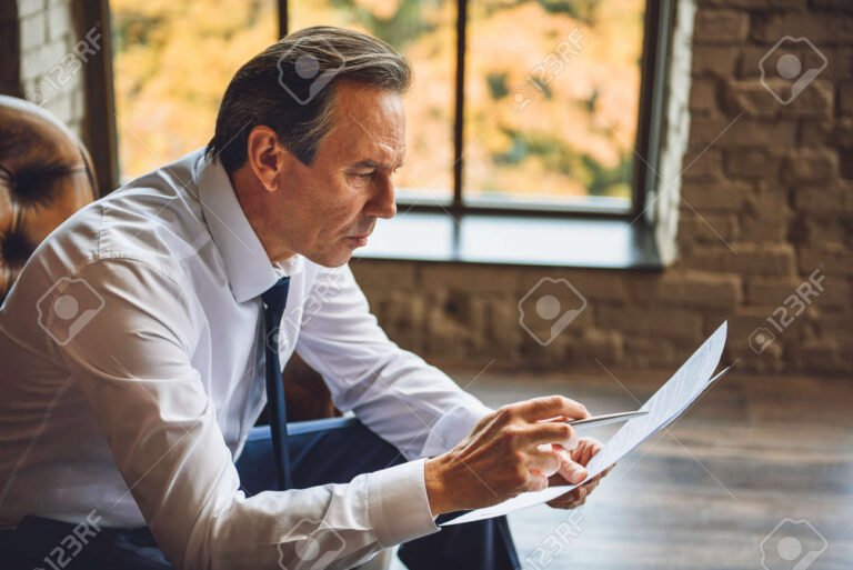 Qué se necesita para presentar una demanda por difamación y daño moral 18 persona pensativa con documentos legales