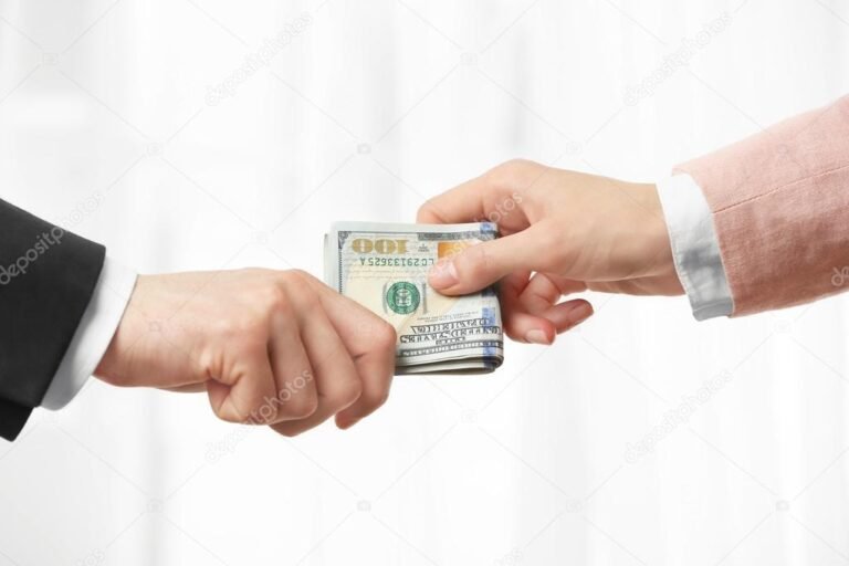 persona recibiendo dinero en efectivo