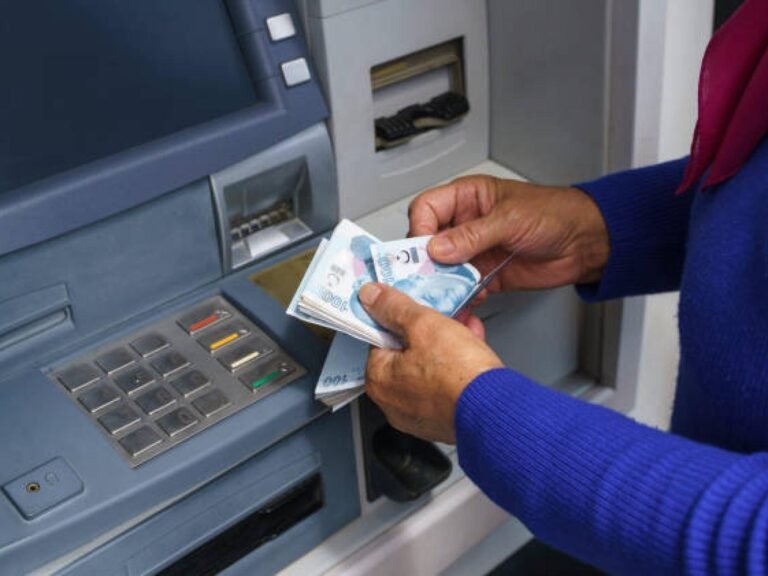 persona retirando dinero en un cajero