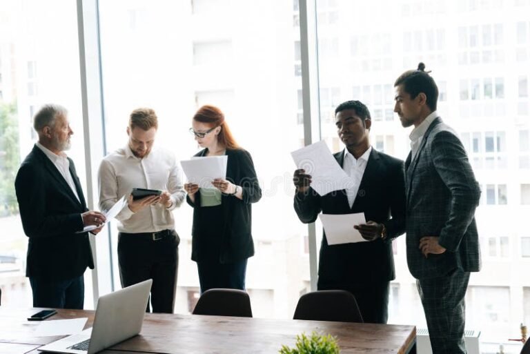 Significa "Tu inscripción está en evaluación" que seré aceptado 13 persona revisando documentos con esperanza