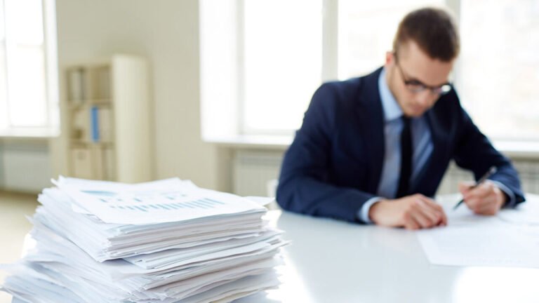 persona revisando documentos de beneficios sociales