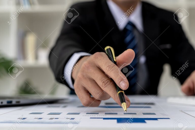 persona revisando documentos financieros