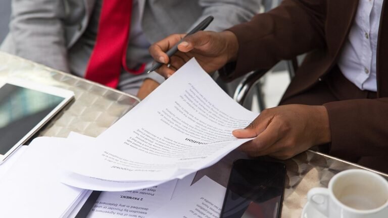 Cómo usar una tabla para calcular la indemnización por despido 6 persona revisando documentos laborales en una oficina