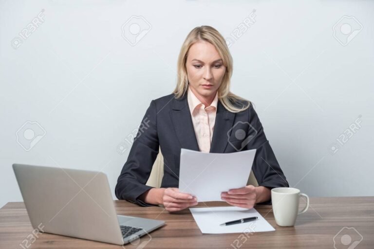 Cómo responder una carta documento laboral enviada por el empleador 27 persona revisando documentos legales en un escritorio