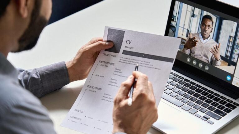 persona revisando ofertas de trabajo en linea