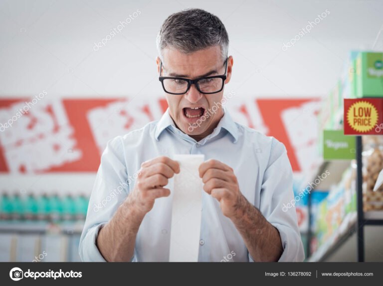 Cómo puedo solicitar la devolución del IVA por compras con tarjetas de débito 19 persona revisando recibos de compras