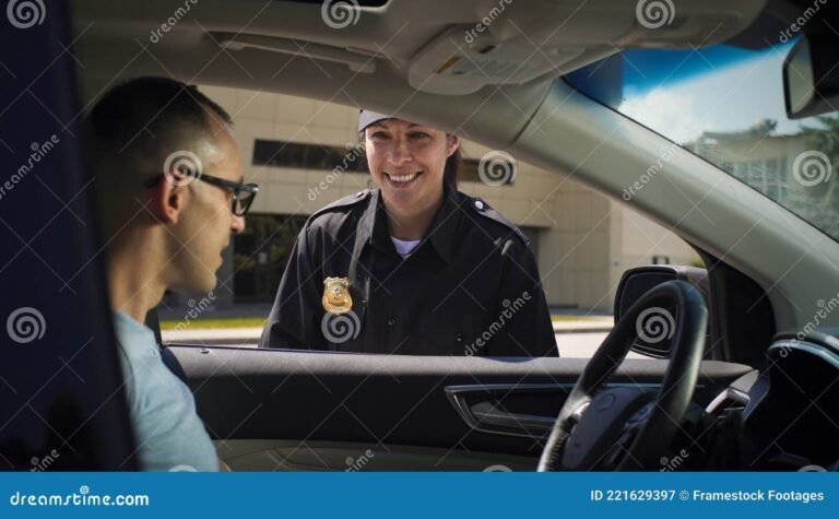 persona revisando su licencia de conducir 1