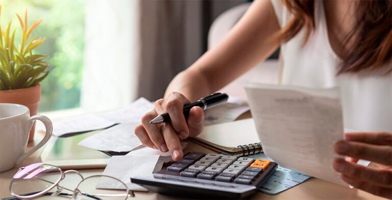 persona revisando sus finanzas personales