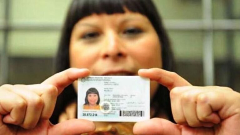 persona sosteniendo un dni argentino