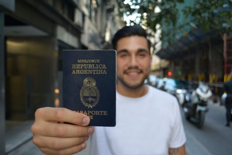 Cómo realizar el registro nacional de DNI y pasaporte en Argentina 15 persona sosteniendo un dni y pasaporte argentino
