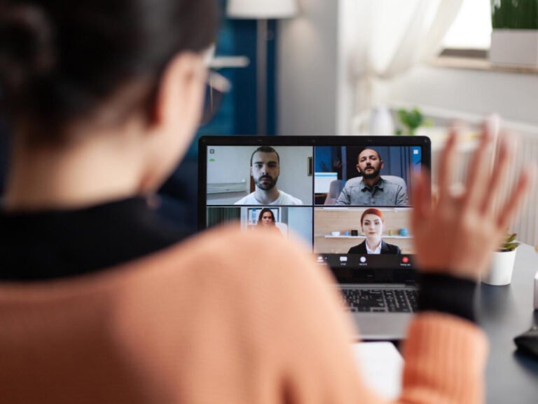 Dónde puedo encontrar un curso online para obtener la licencia de conducir 19 persona tomando un curso en linea