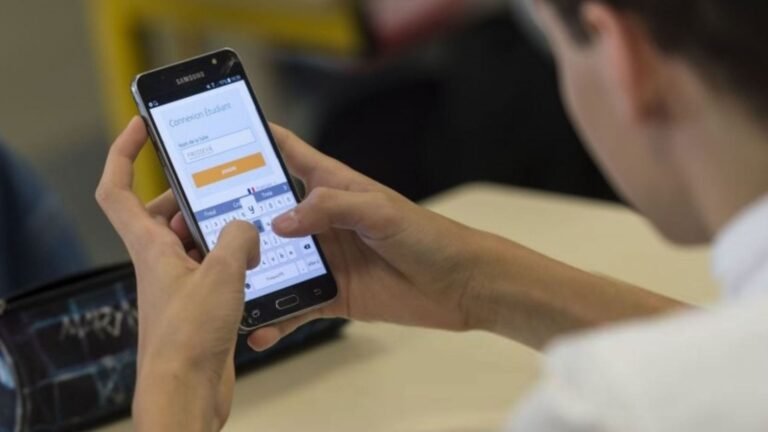 Cómo puedo transferir saldo de Claro a Claro en Argentina 10 persona transfiriendo saldo en un celular