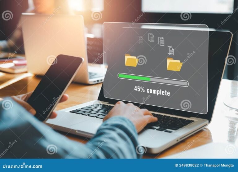 Qué son los créditos online con garantía digital y cómo funcionan 22 persona usando computadora con documentos digitales