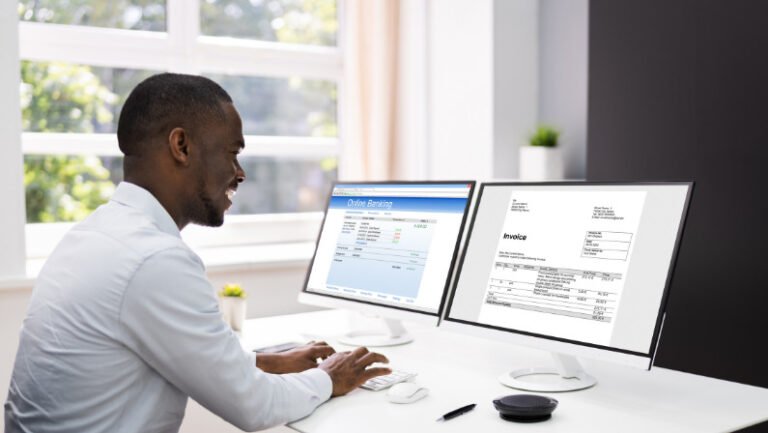 persona usando computadora con factura electronica