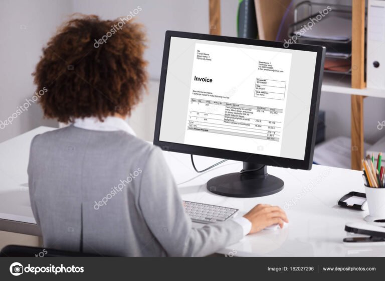 Cómo generar una factura electrónica en AFIP con clave fiscal 26 persona usando computadora con pantalla de factura