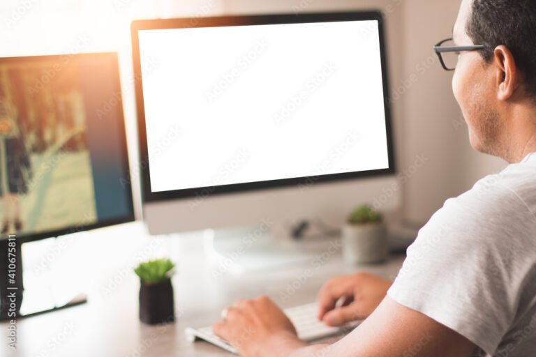 persona usando computadora en casa 1