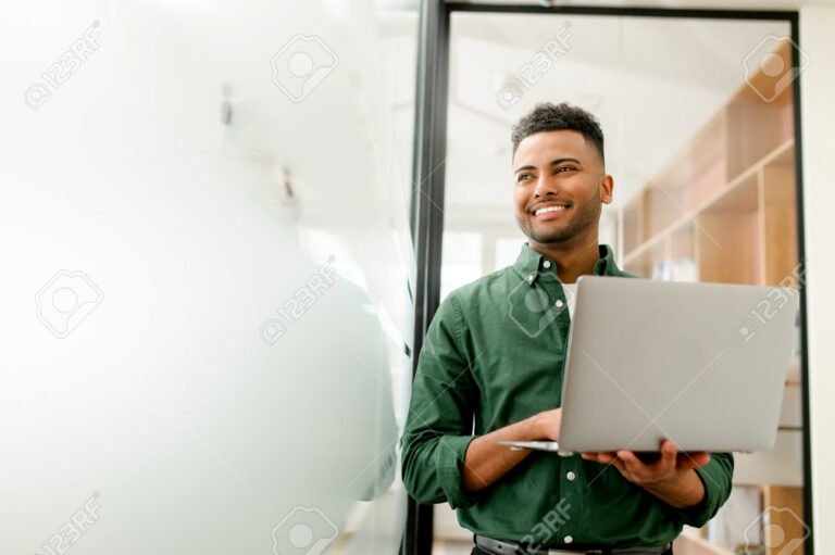persona usando computadora en oficina moderna