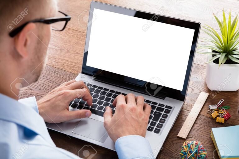 persona usando computadora para pagar