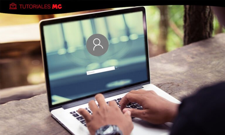 persona usando computadora para recuperar contrasena