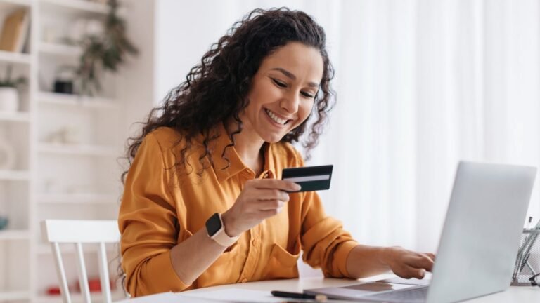 Cómo puedo solicitar una tarjeta de crédito Visa por Internet fácilmente 22 persona usando computadora para solicitar tarjeta