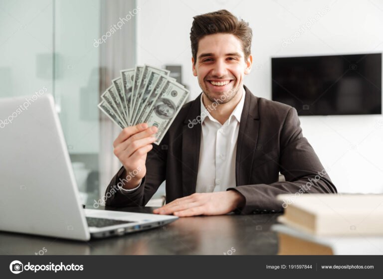 persona usando laptop con billetes alrededor