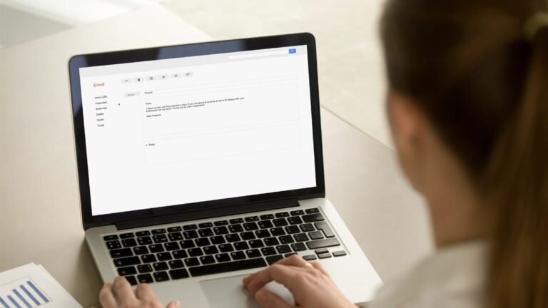 Cómo se envía un mail paso a paso desde cualquier plataforma 15 persona usando laptop para enviar email