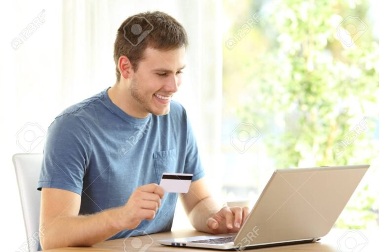 Es posible pagar la tarjeta Naranja con débito en línea 9 persona usando tarjeta en computadora