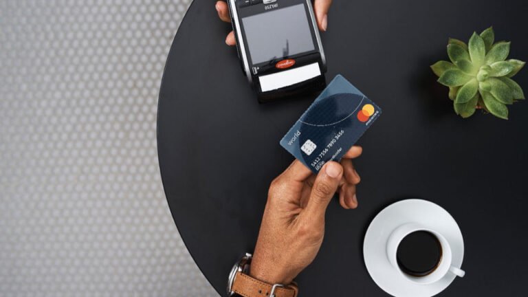 Cómo obtener la tarjeta Mastercard del Nuevo Banco de Santa Fe 26 persona usando tarjeta mastercard en compras