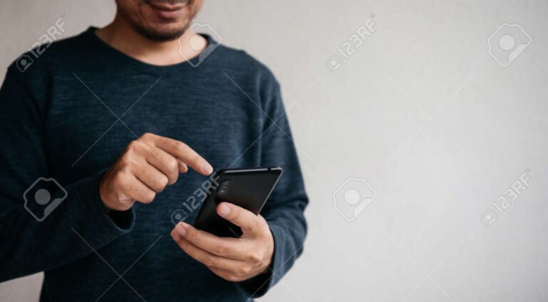 persona usando un smartphone para acceder