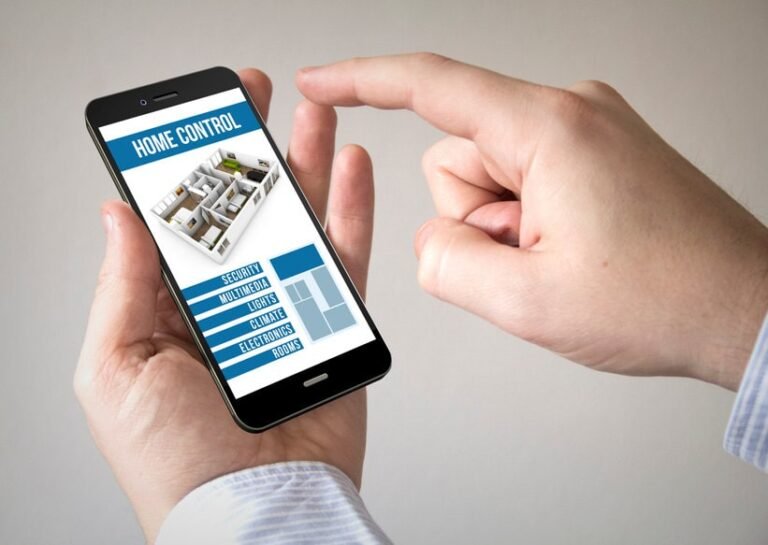 persona usando una aplicacion en el movil