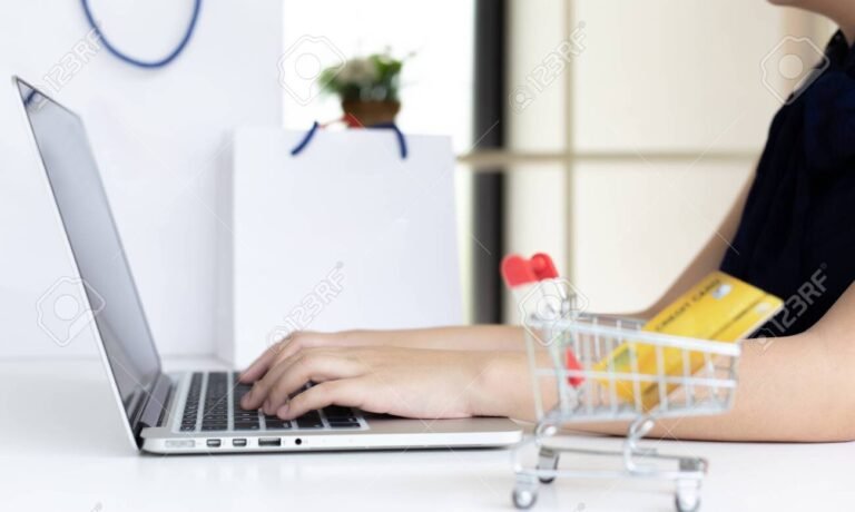 persona usando una computadora para pagos