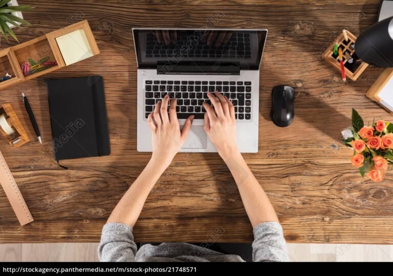 persona usando una computadora portatil 1