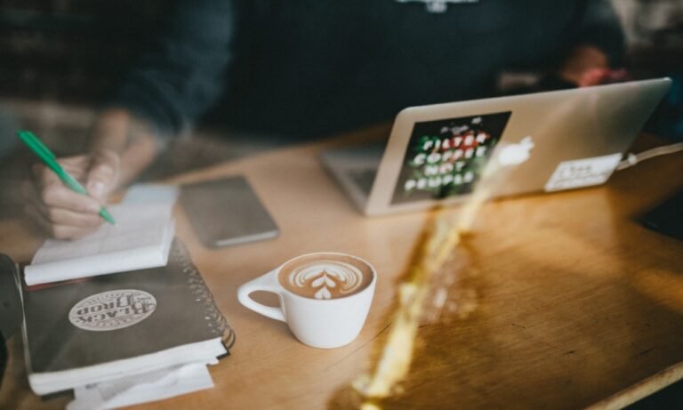 Cómo puedo iniciar sesión en mi cuenta de Gmail en Argentina 30 persona usando una laptop en cafe