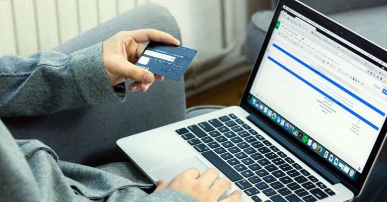 Cómo gestionar online tu tarjeta La Anónima fácilmente 12 persona utilizando una tarjeta en un laptop