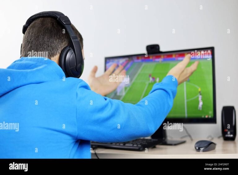 persona viendo futbol en una computadora