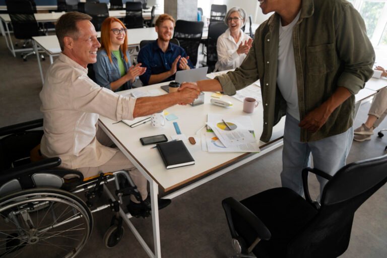 personas colaborando en un ambiente laboral inclusivo