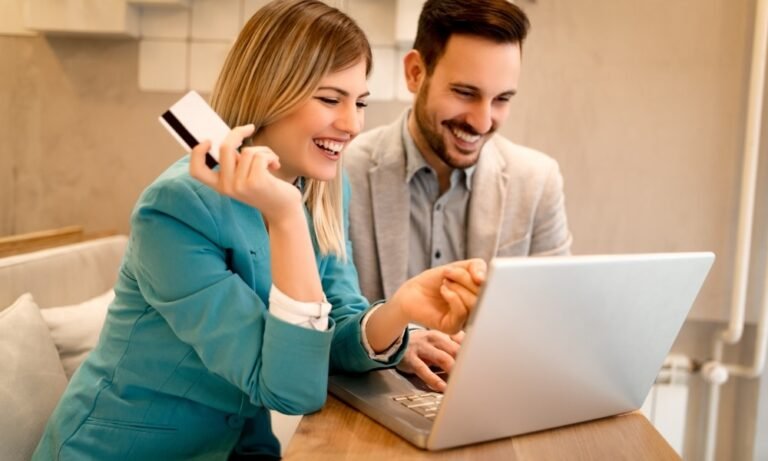 personas consultando sobre derechos del consumidor