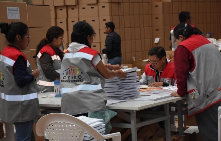 A qué hora comienza el censo y cómo participar en él 10 personas contando en un censo comunitario