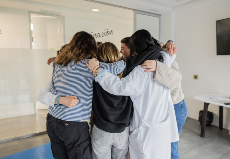 personas conversando sobre salud y bienestar