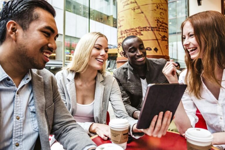 Cómo puedo conocer gente de otros países fácilmente 18 personas de diferentes culturas interactuando