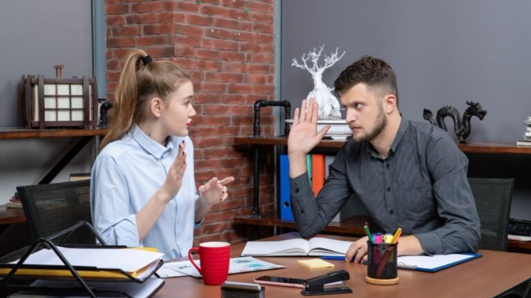 personas discutiendo en un juicio laboral