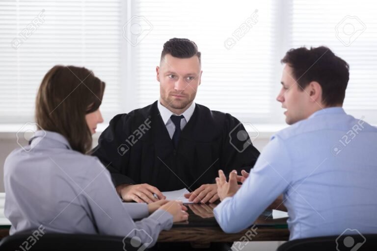 Cómo enfrentar un juicio por deuda de tarjeta de crédito en Argentina 2 personas discutiendo en un tribunal