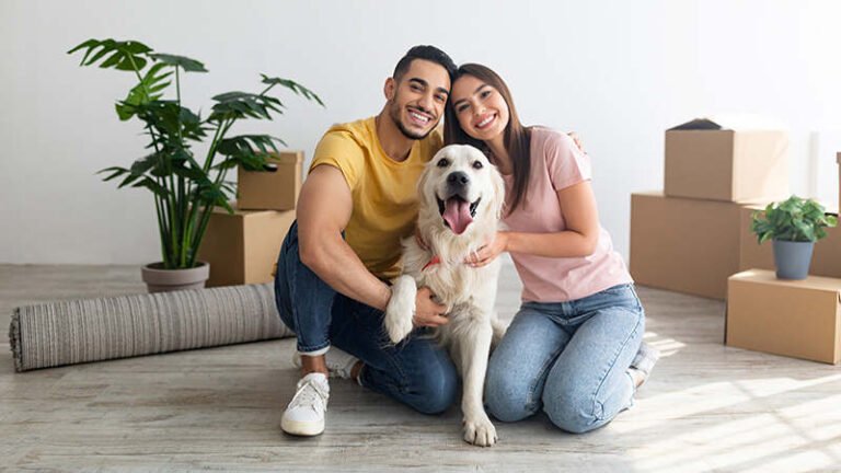 personas felices recibiendo atencion de seguros