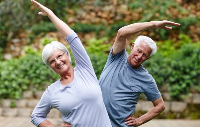 Qué obra social corresponde a una pensión no contributiva en Argentina 26 personas mayores disfrutando de actividades al aire libre