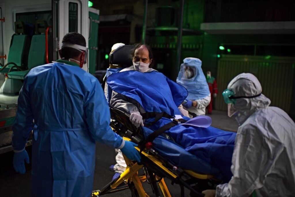 personas recibiendo atencion medica en argentina