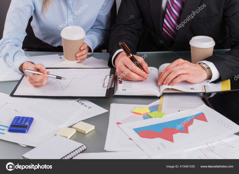 personas revisando documentos financieros en oficina